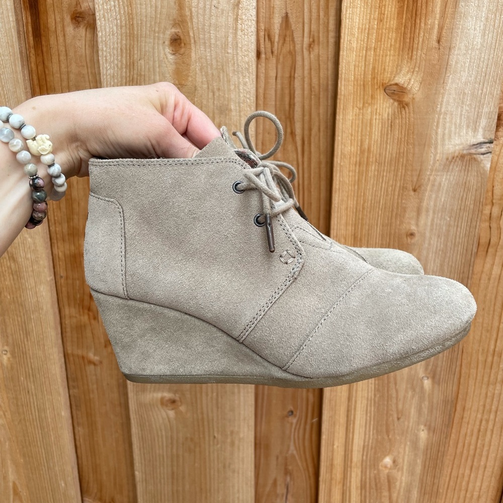 Toms women’s size 9 tan wedge shoes